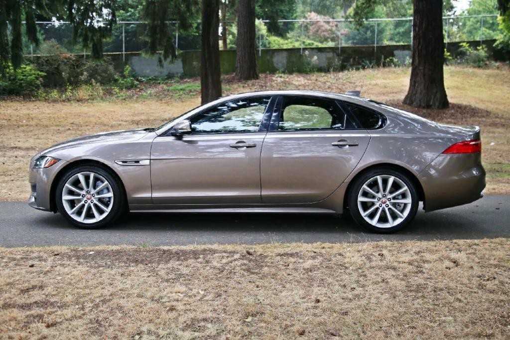 2017 Jaguar XF Image 4