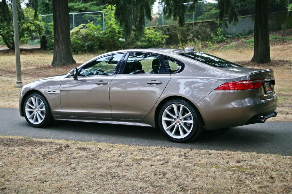 2017 Jaguar XF Image 5
