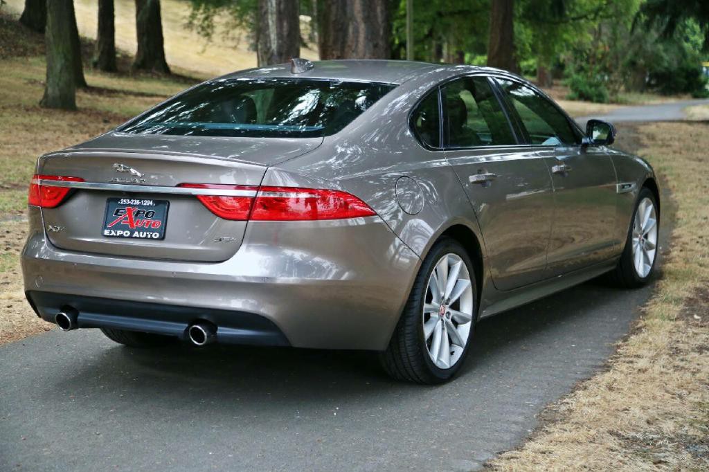 2017 Jaguar XF Image 9