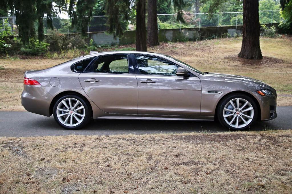 2017 Jaguar XF Image 11