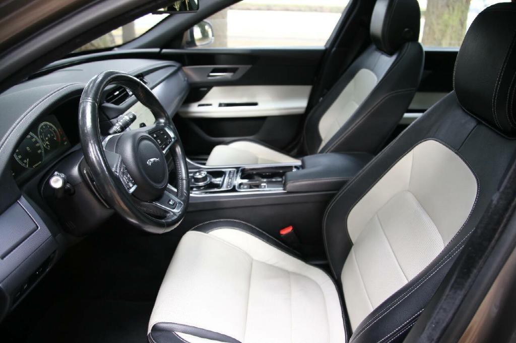 2017 Jaguar XF Image 14