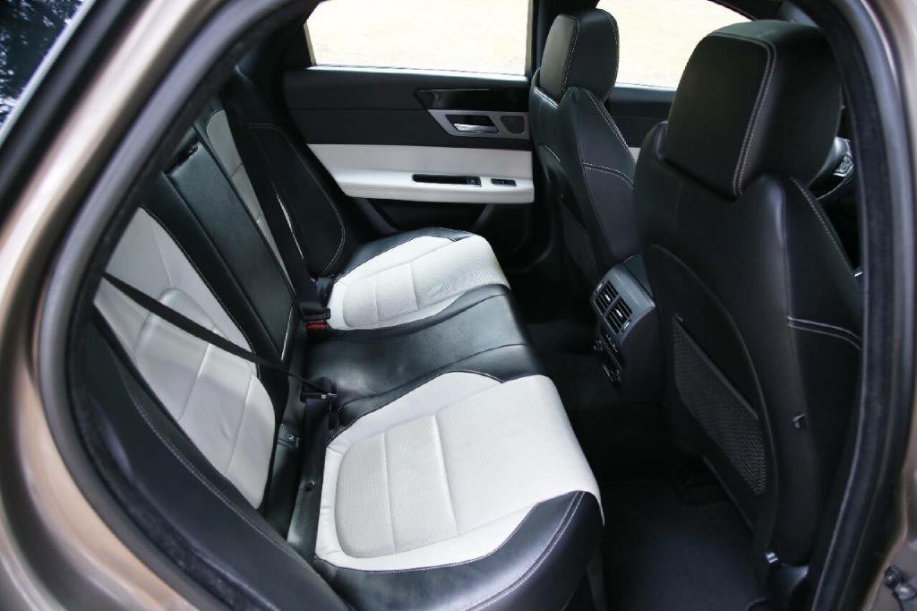 2017 Jaguar XF Image 16
