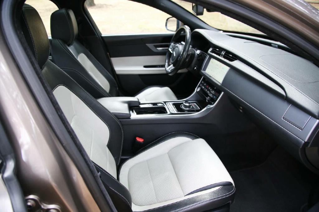 2017 Jaguar XF Image 17
