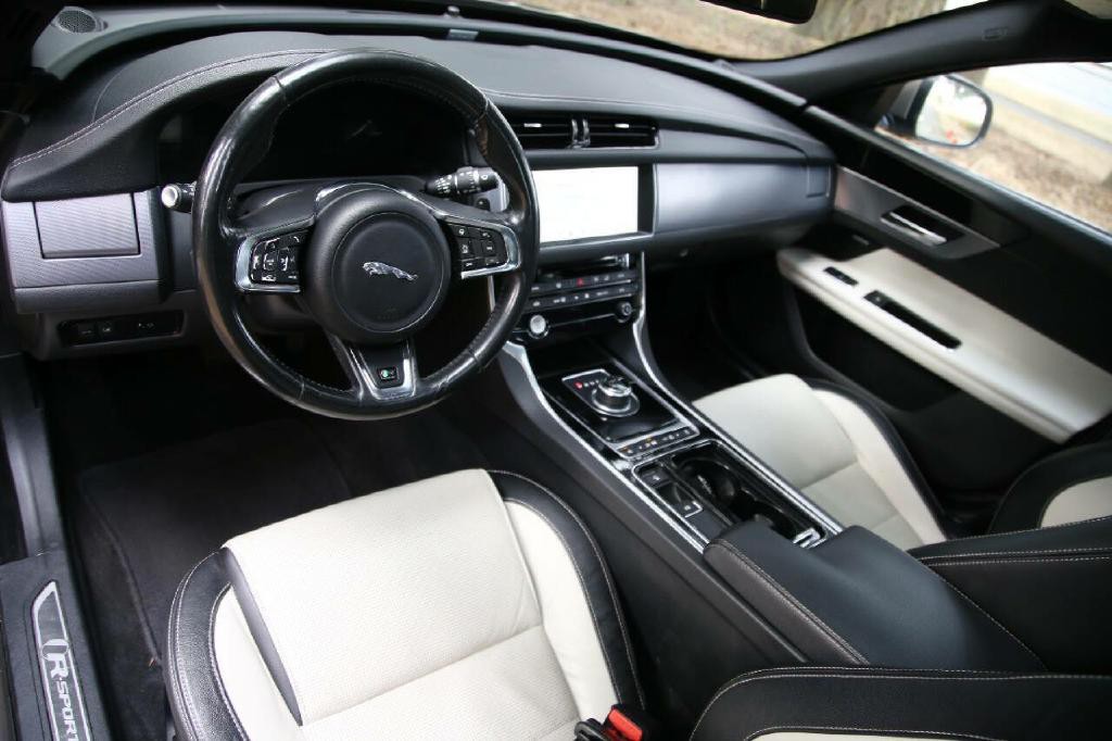 2017 Jaguar XF Image 19