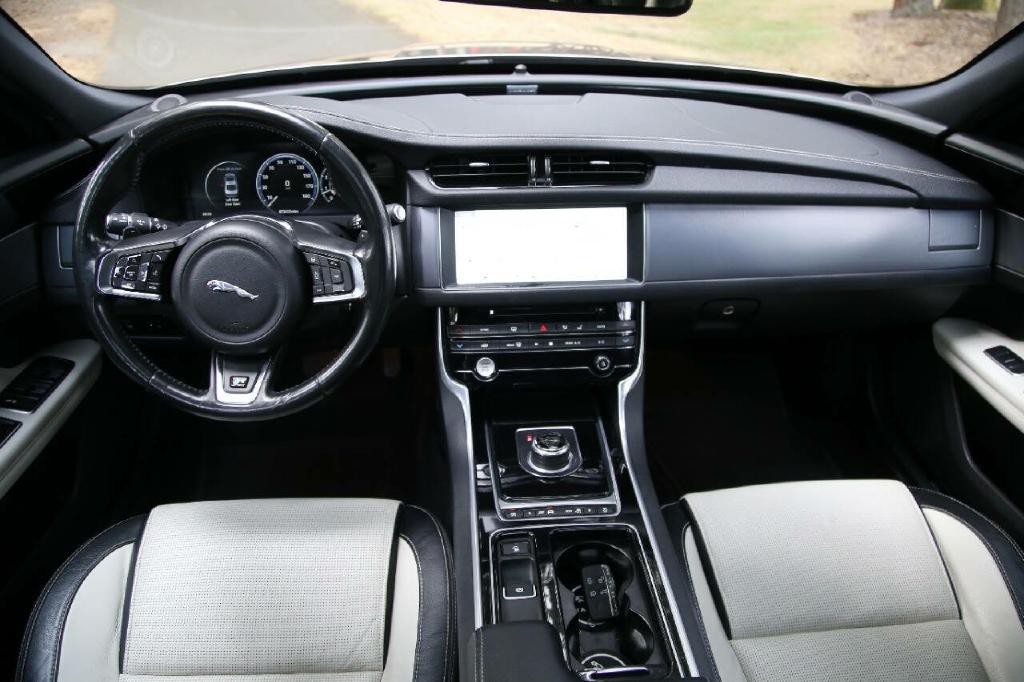 2017 Jaguar XF Image 20