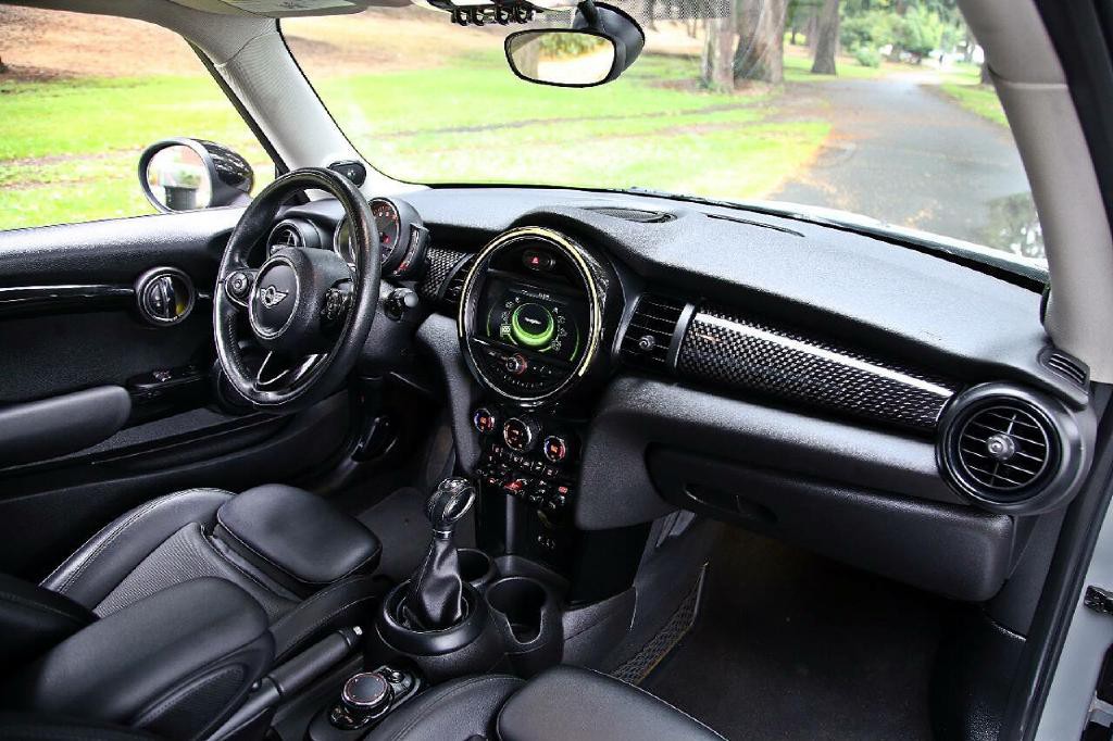 2018 MINI Cooper Image 15