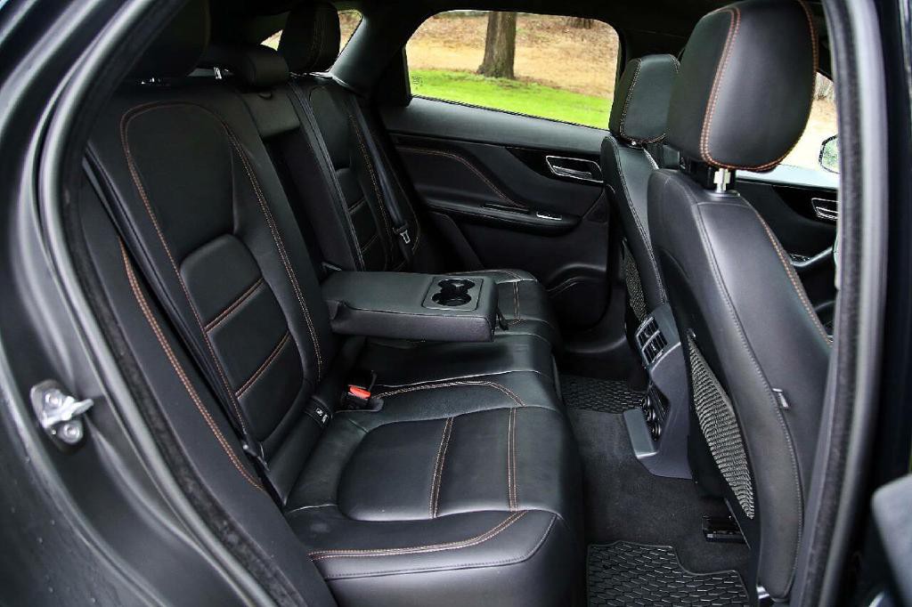 2019 Jaguar F-PACE Image 16