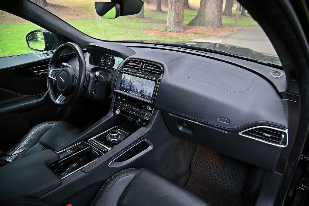 2019 Jaguar F-PACE Image 18