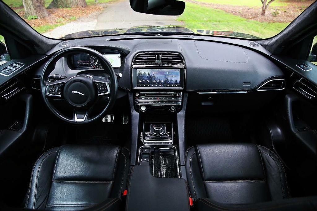 2019 Jaguar F-PACE Image 19