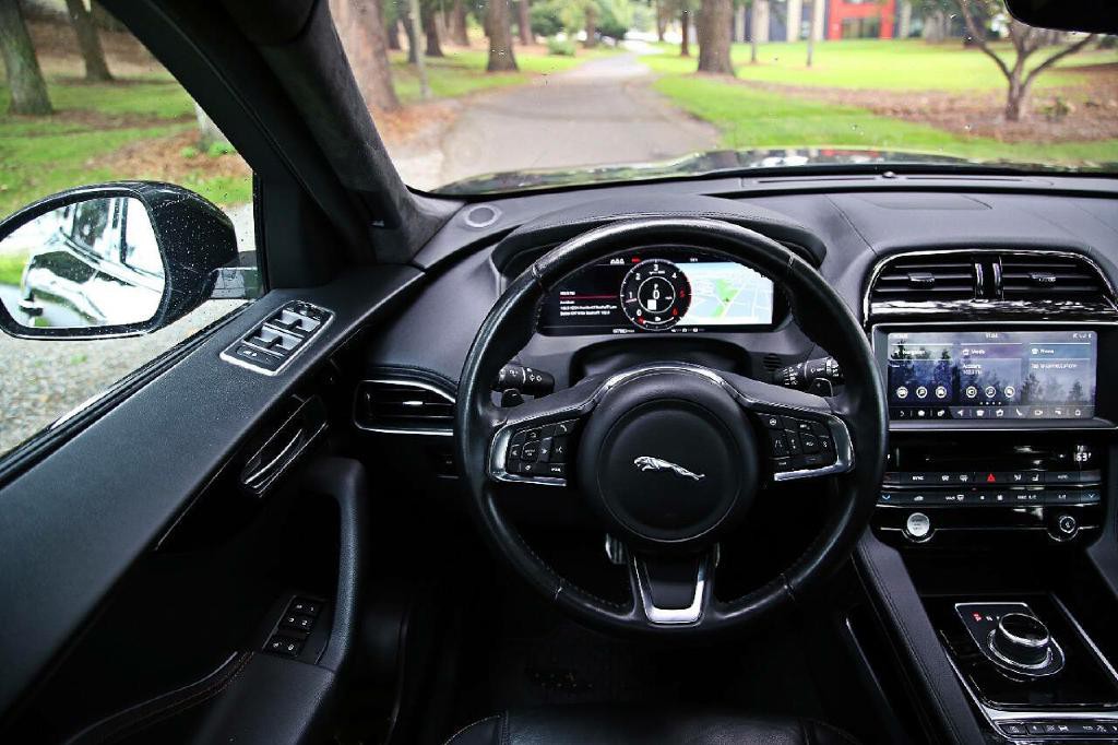 2019 Jaguar F-PACE Image 20