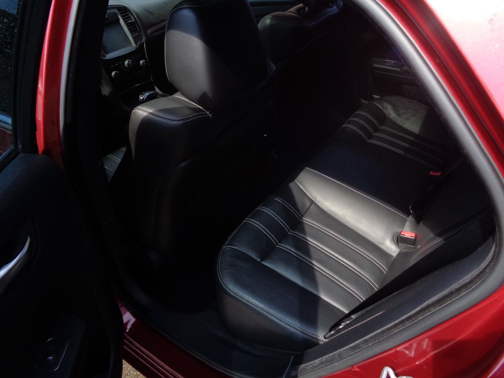 2012 Chrysler 300 Image 8