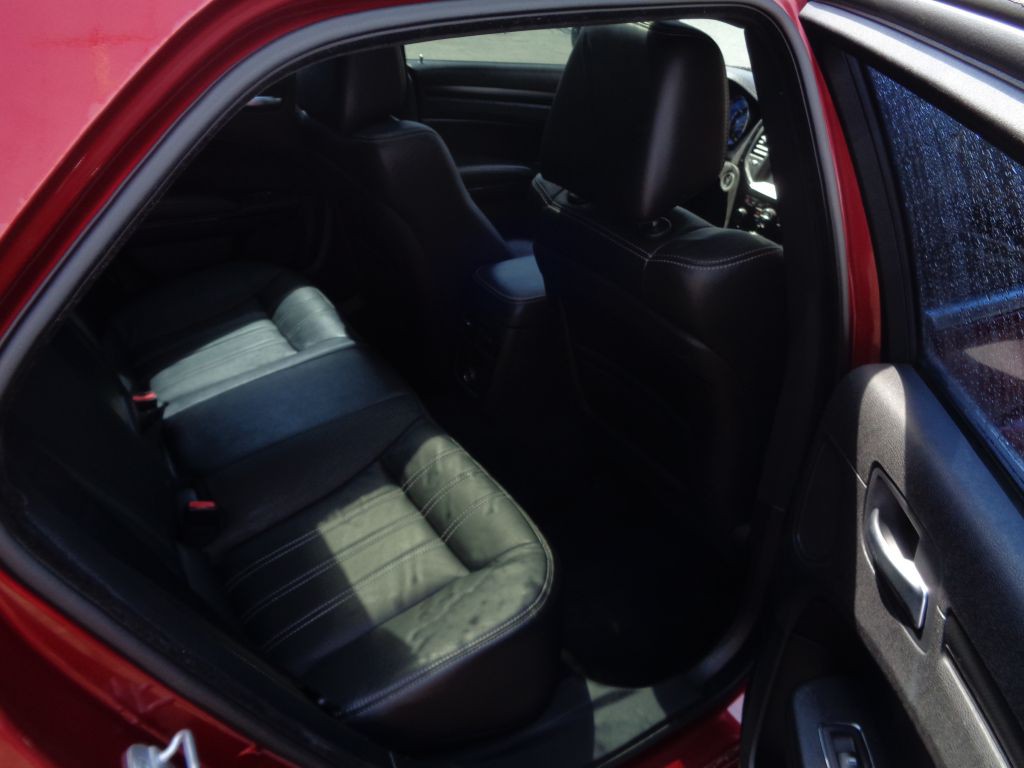 2012 Chrysler 300 Image 9