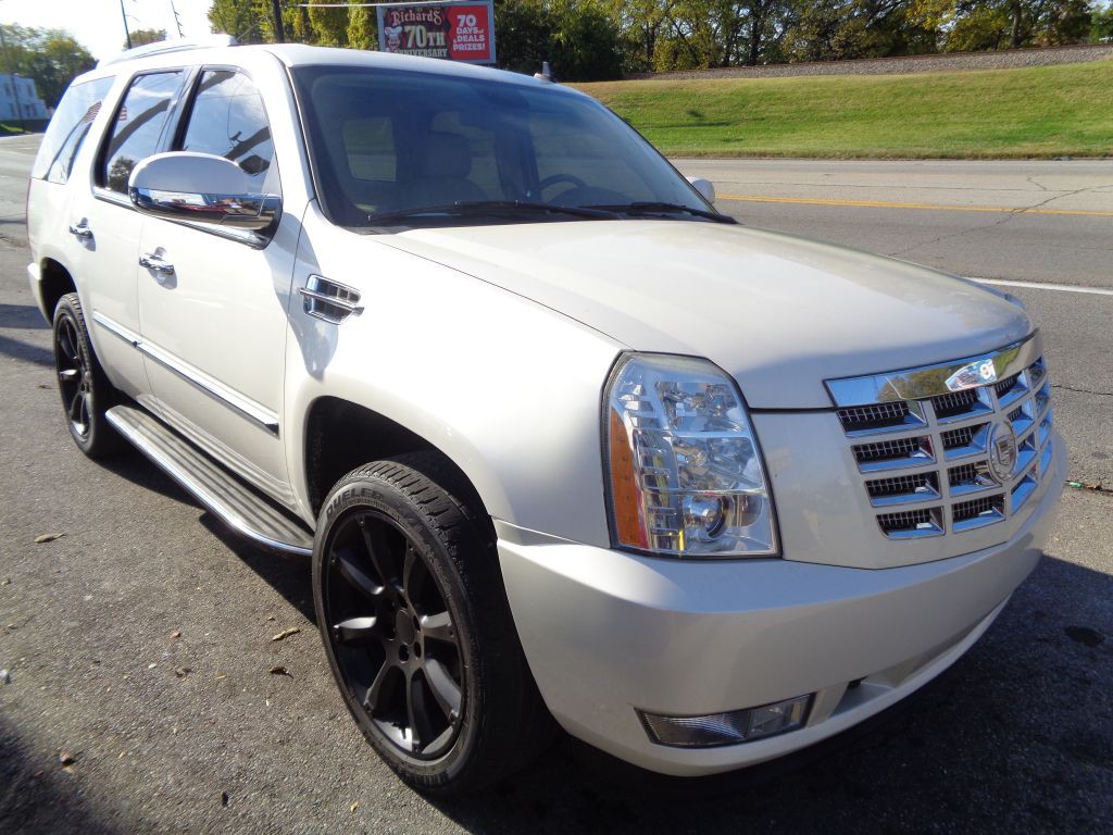 2008 Cadillac Escalade Image 2