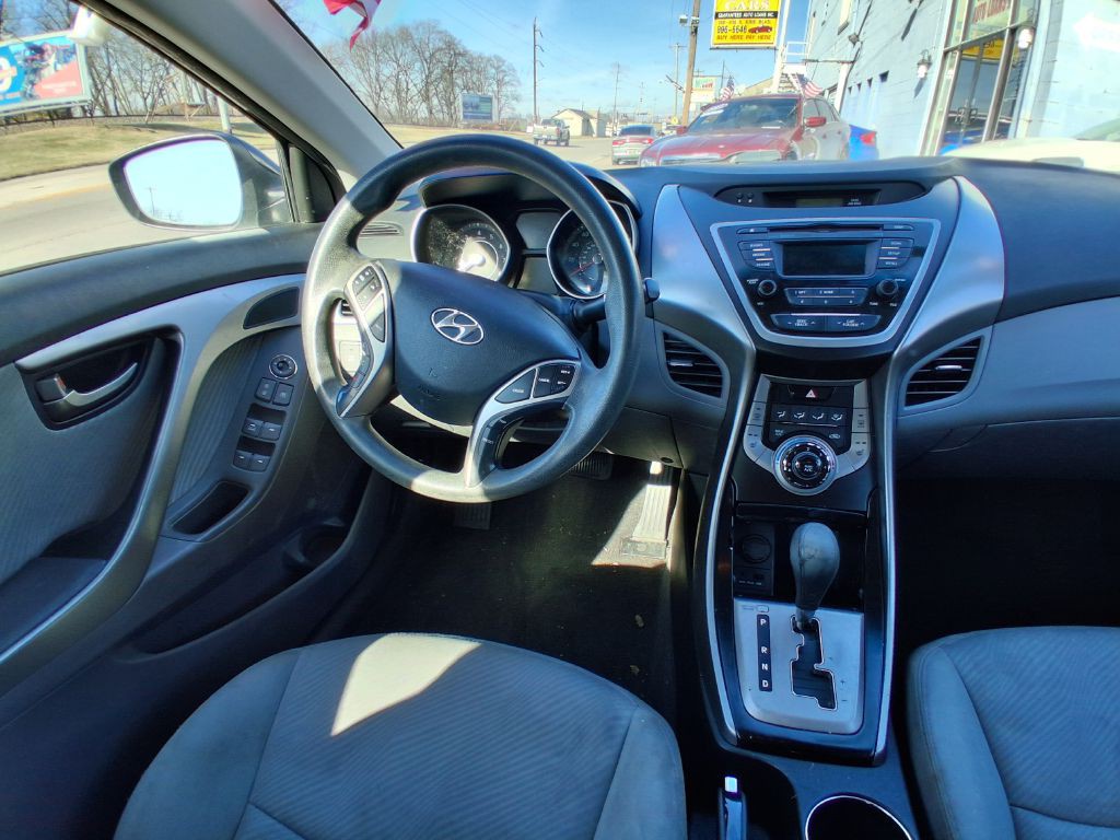 2013 Hyundai Elantra Image 16