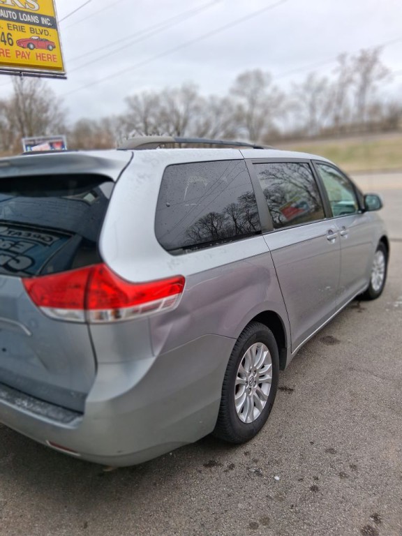 2011 Toyota Sienna Image 1
