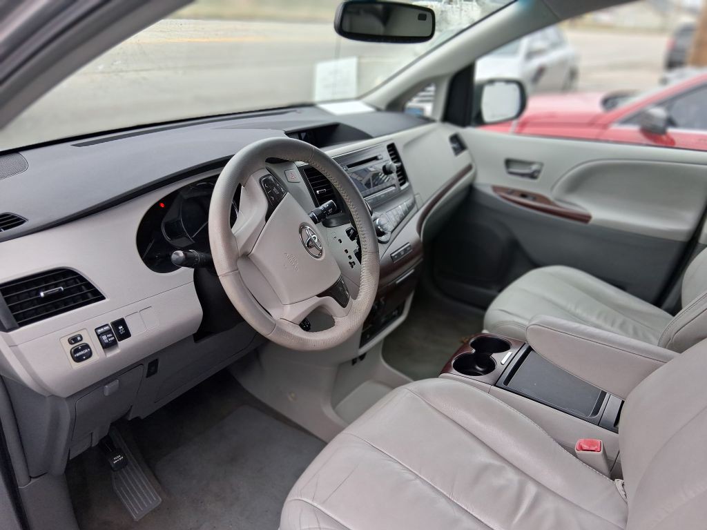 2011 Toyota Sienna Image 2