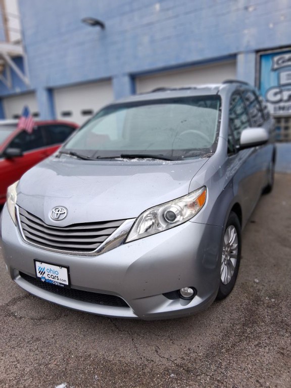 2011 Toyota Sienna Image 3