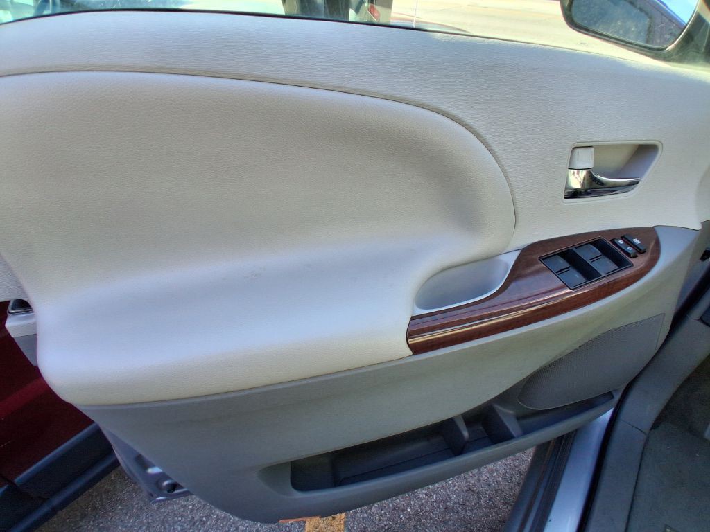 2011 Toyota Sienna Image 4