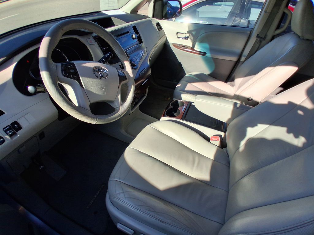 2011 Toyota Sienna Image 5