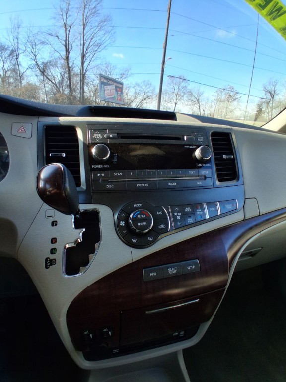 2011 Toyota Sienna Image 6