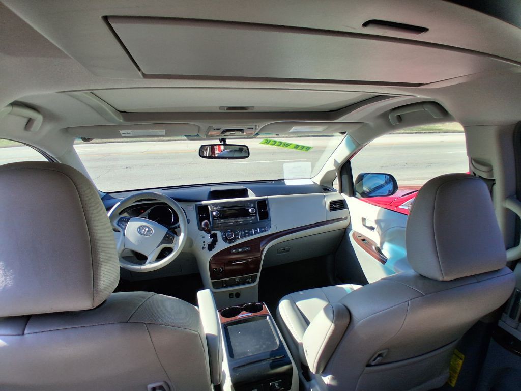 2011 Toyota Sienna Image 7