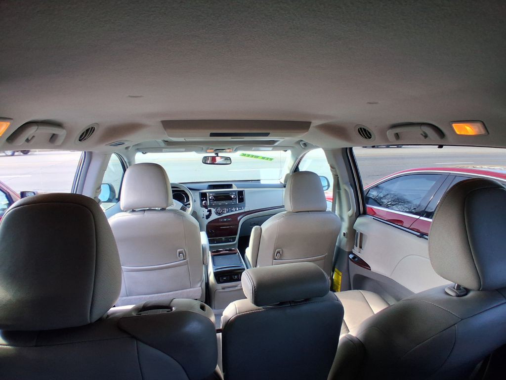 2011 Toyota Sienna Image 8