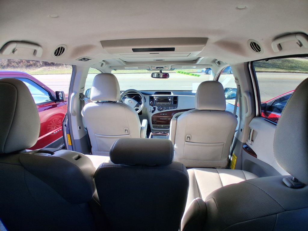 2011 Toyota Sienna Image 9