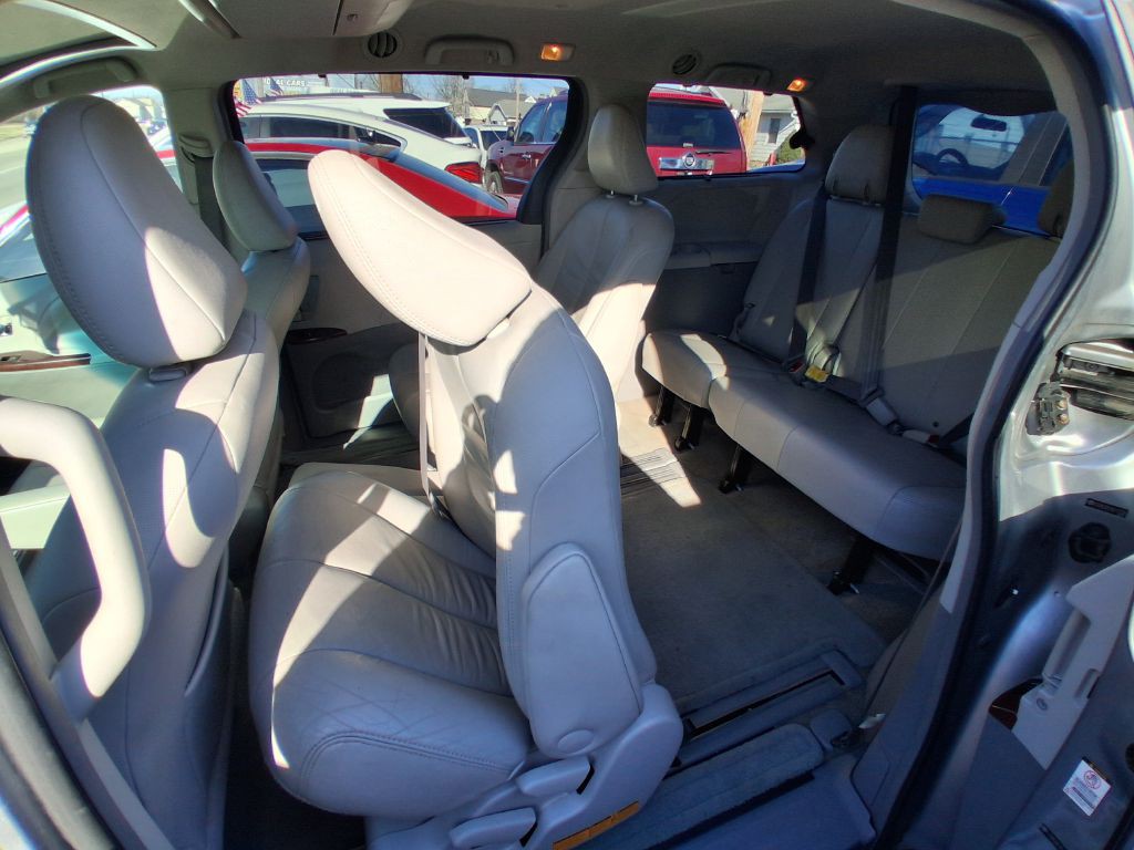 2011 Toyota Sienna Image 10