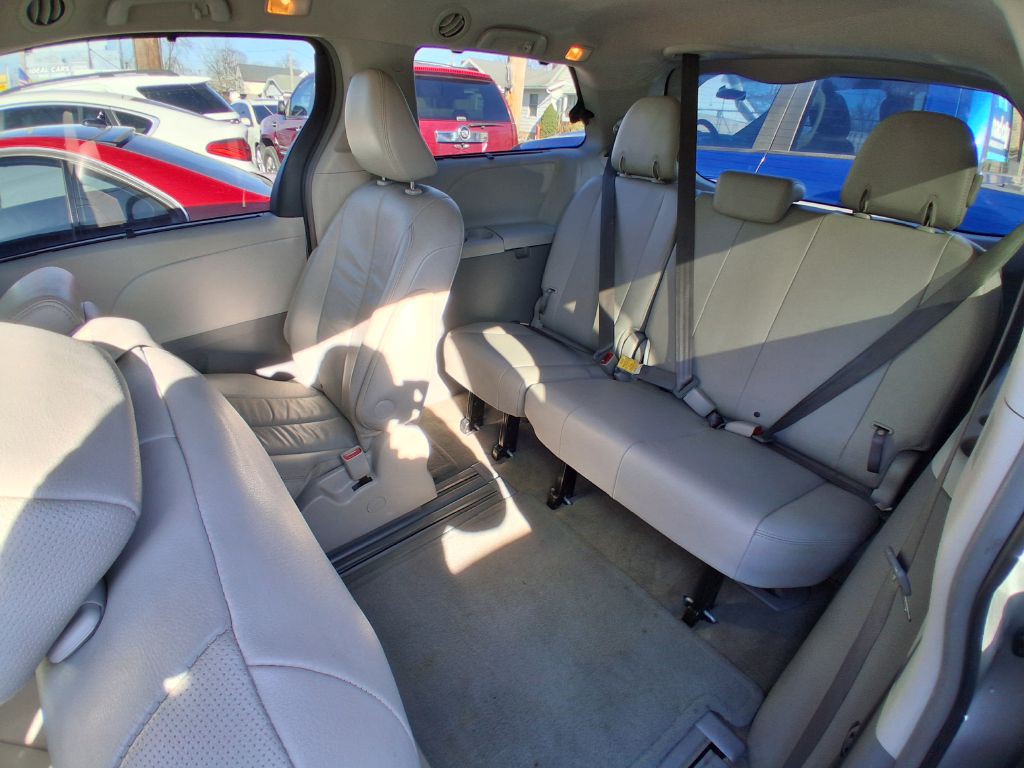 2011 Toyota Sienna Image 11