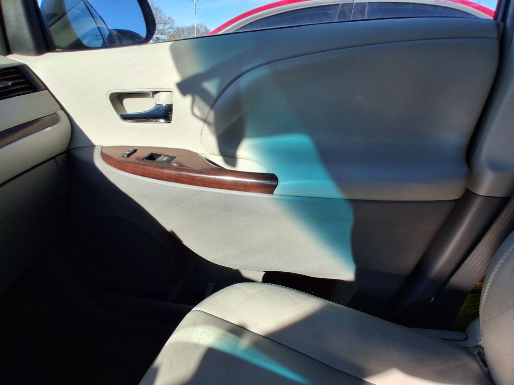 2011 Toyota Sienna Image 12