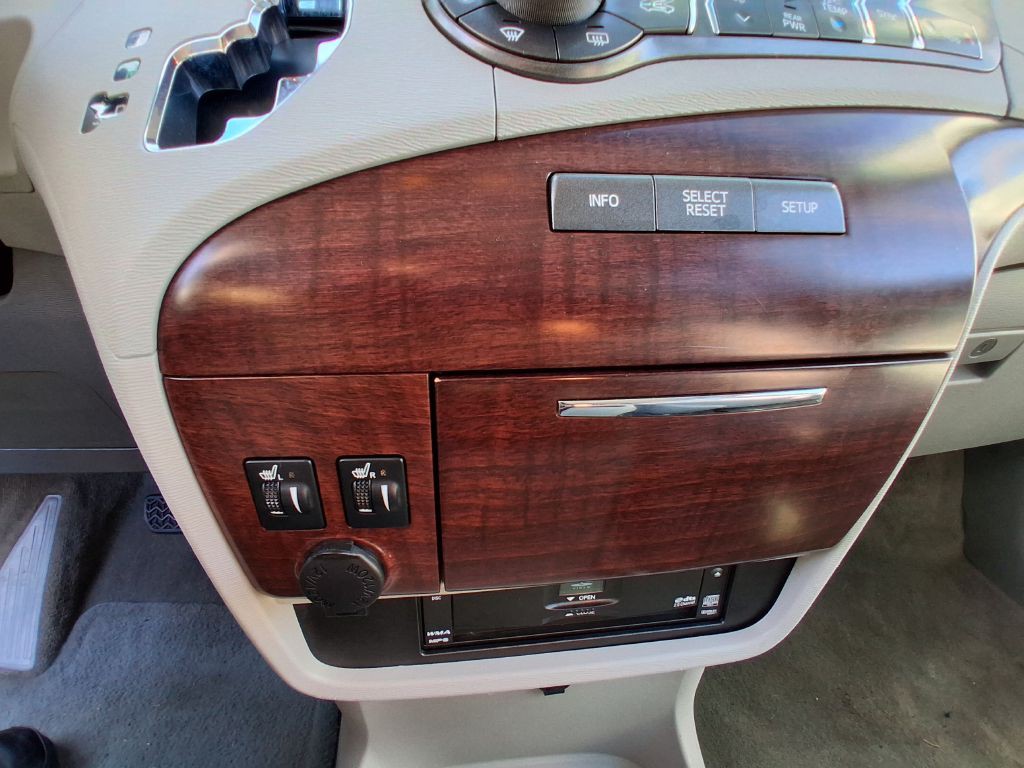 2011 Toyota Sienna Image 13