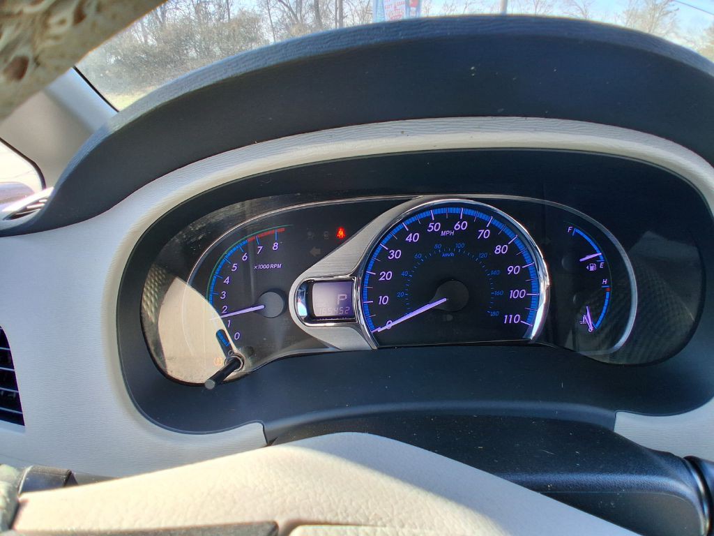 2011 Toyota Sienna Image 14