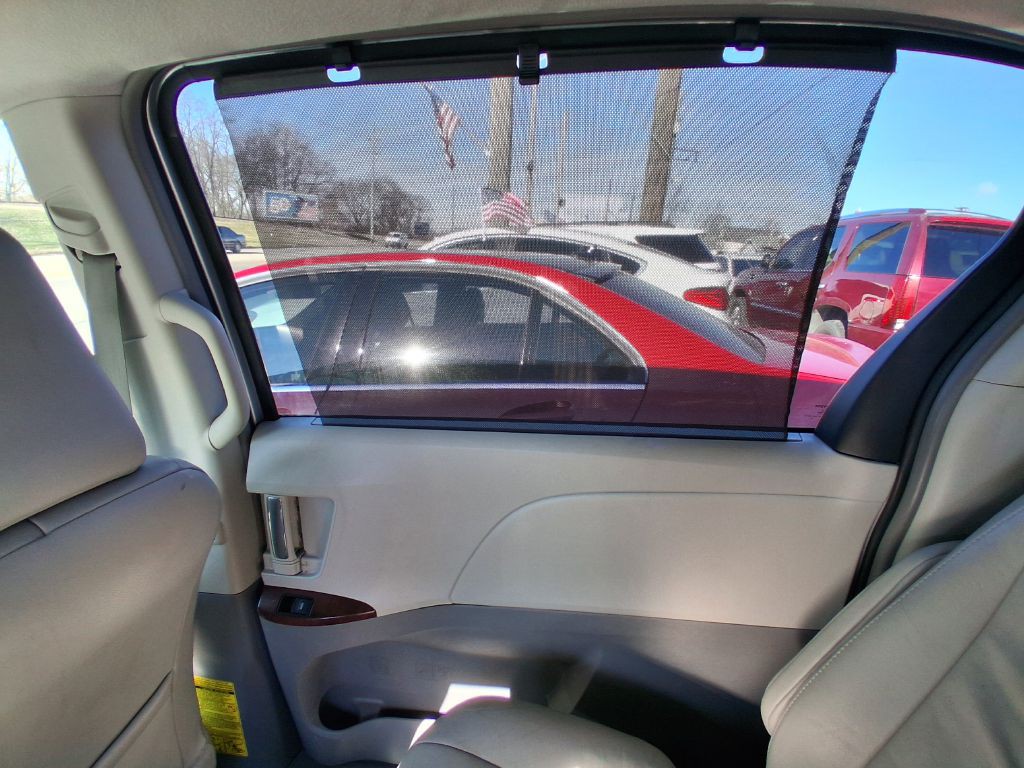 2011 Toyota Sienna Image 15