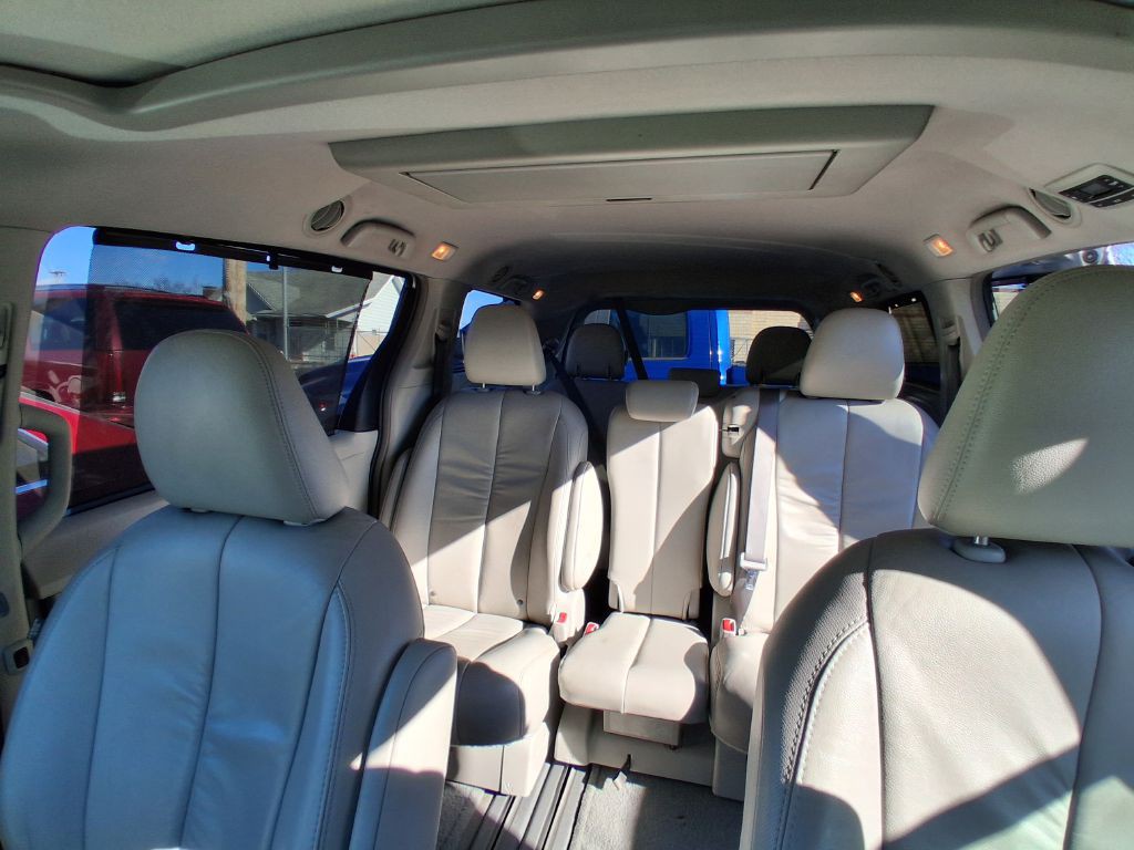 2011 Toyota Sienna Image 17
