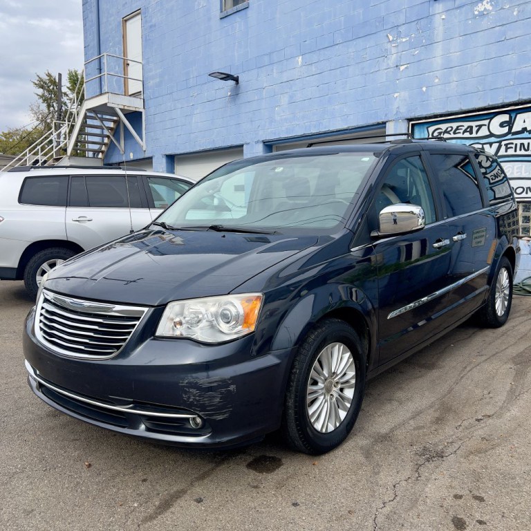 2013 Chrysler Town & Country Image 1