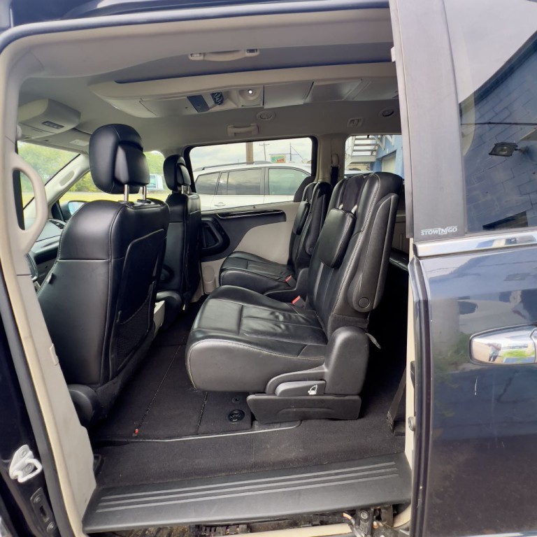 2013 Chrysler Town & Country Image 2
