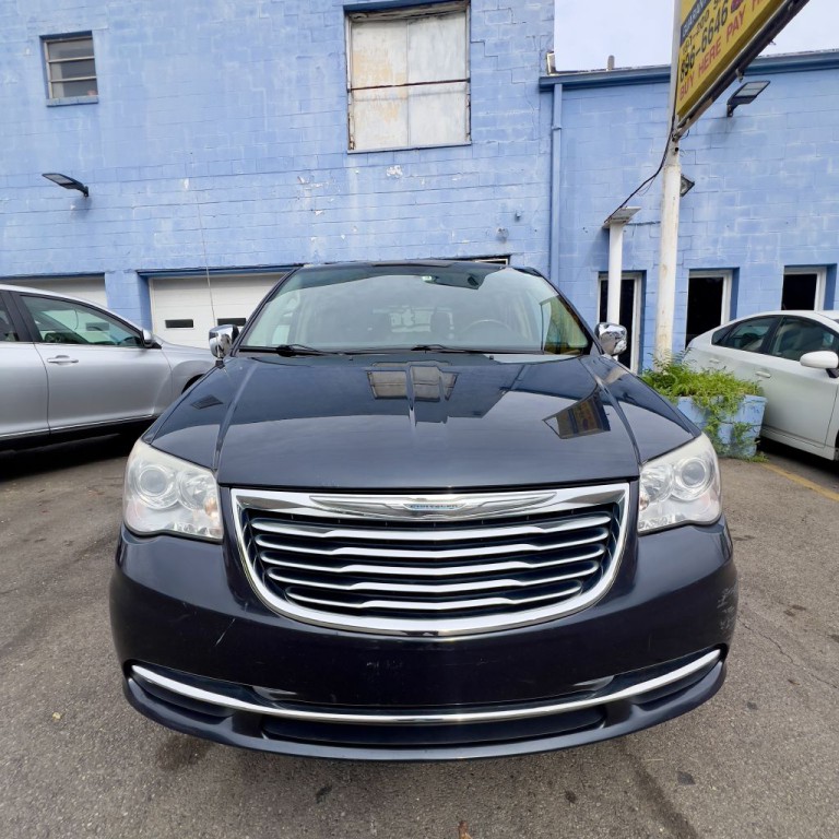 2013 Chrysler Town & Country Image 3