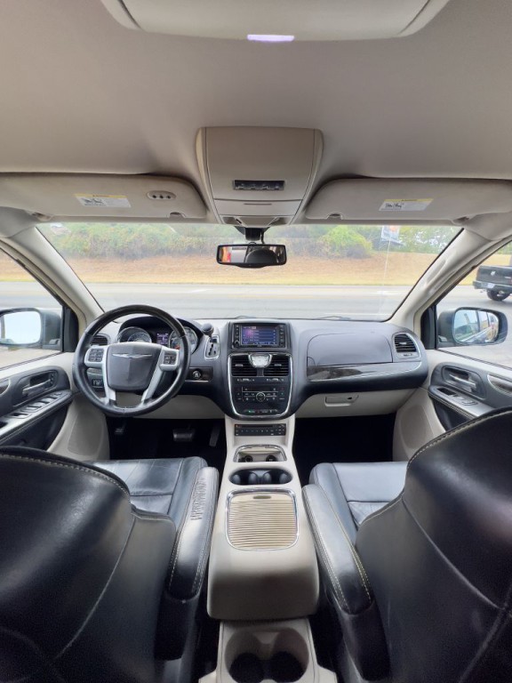 2013 Chrysler Town & Country Image 6