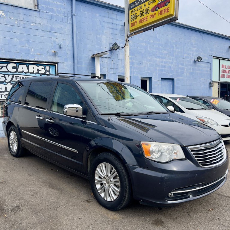 2013 Chrysler Town & Country Image 7