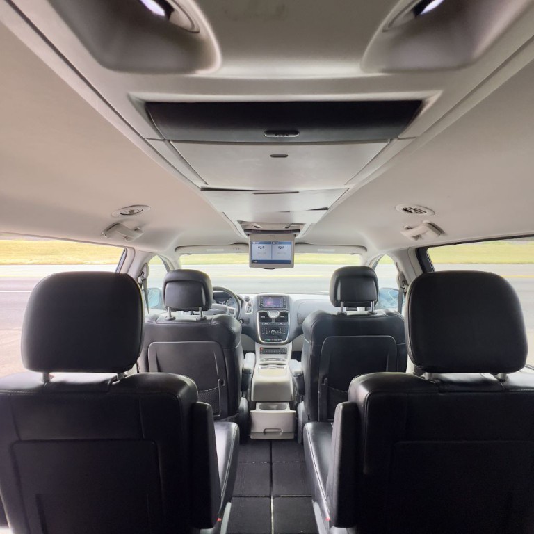 2013 Chrysler Town & Country Image 9