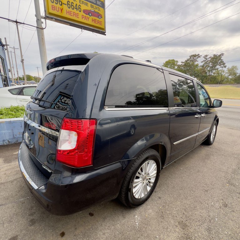 2013 Chrysler Town & Country Image 10