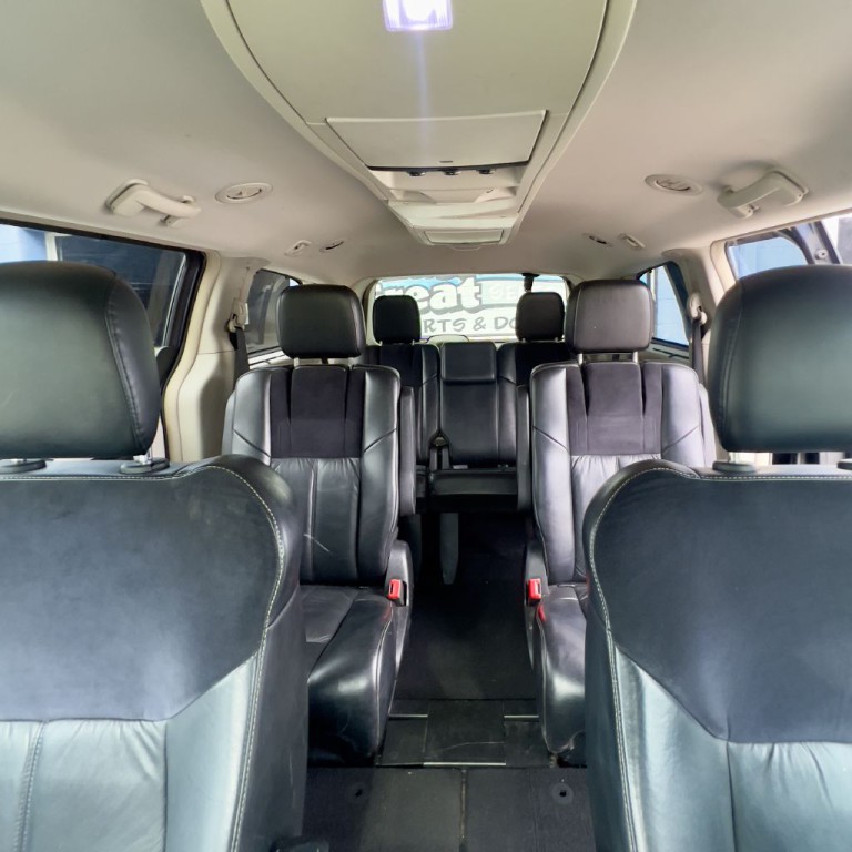 2013 Chrysler Town & Country Image 11