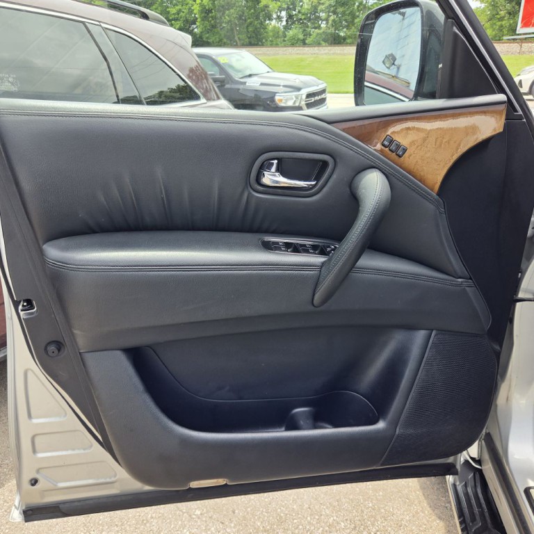 2011 INFINITI QX56 Image 6