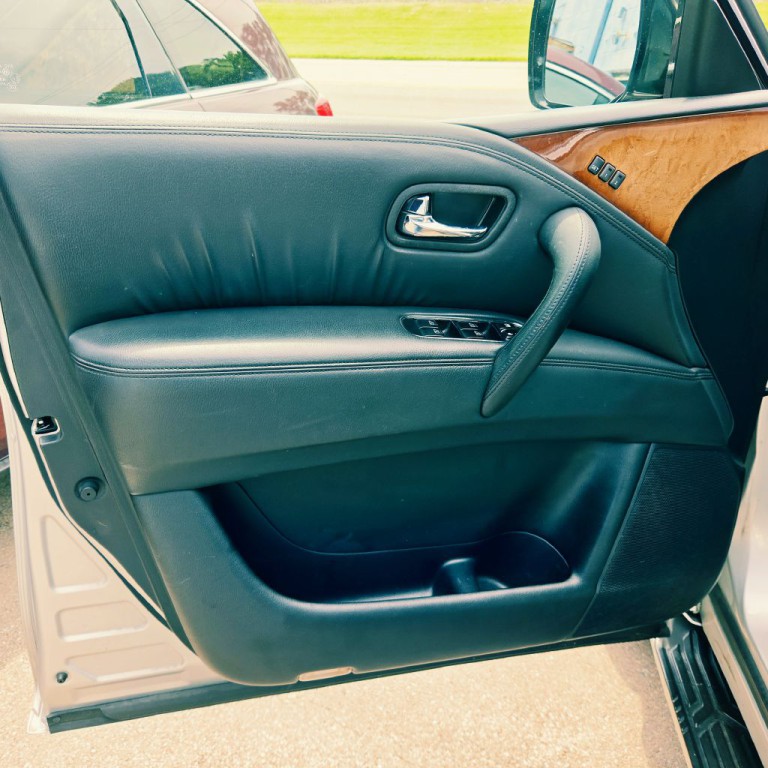 2011 INFINITI QX56 Image 8