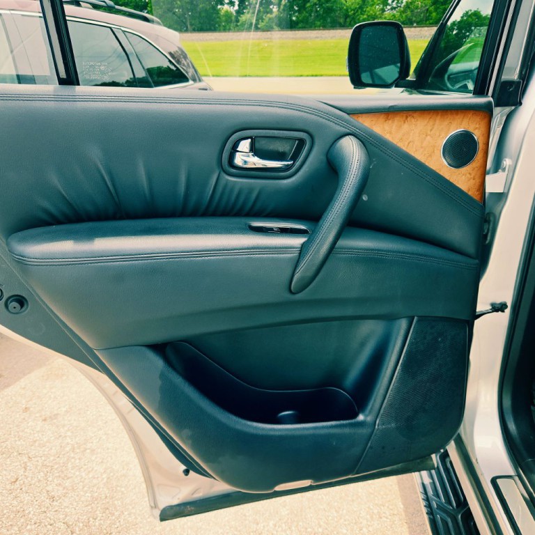 2011 INFINITI QX56 Image 9