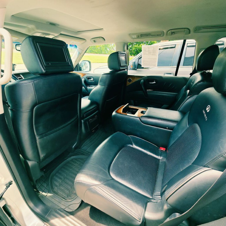 2011 INFINITI QX56 Image 10