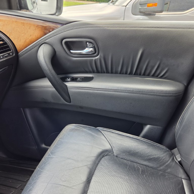 2011 INFINITI QX56 Image 16