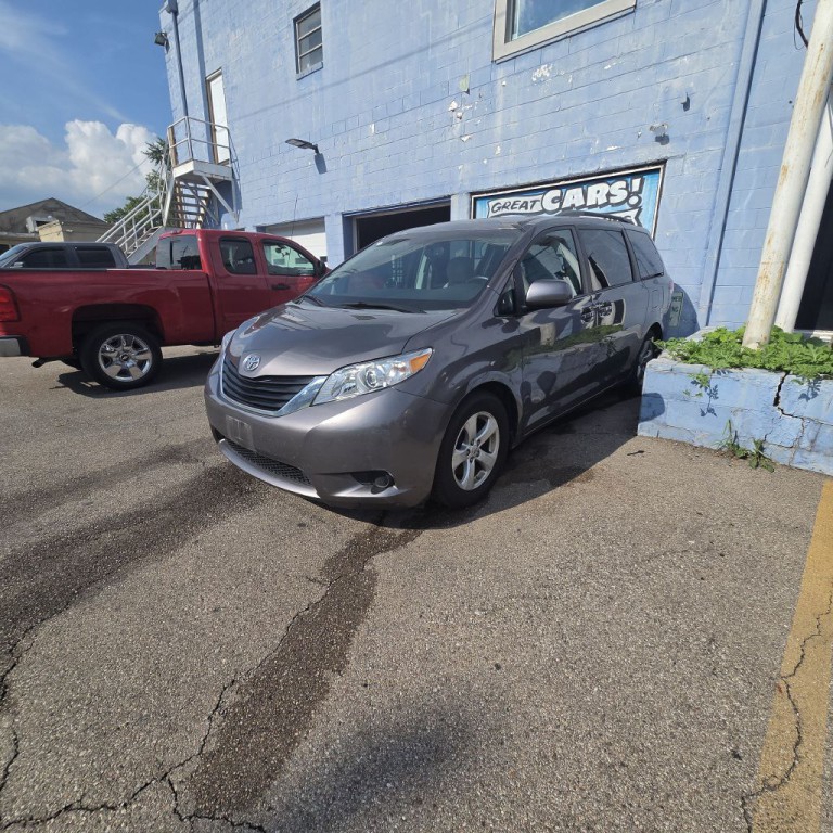 2011 Toyota Sienna Image 1