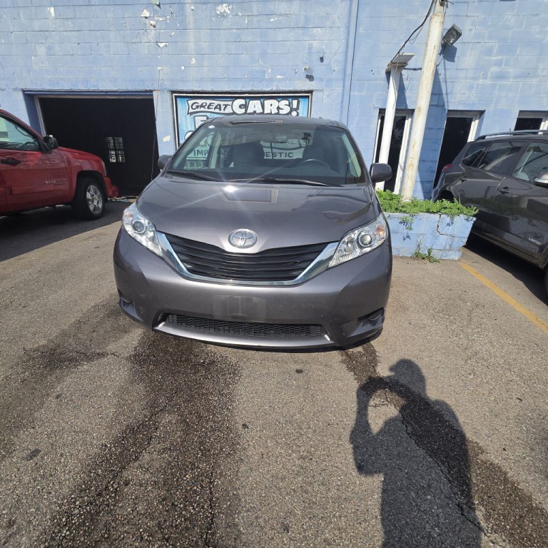 2011 Toyota Sienna Image 2
