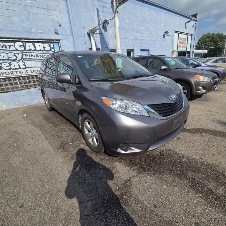 2011 Toyota Sienna Image 3